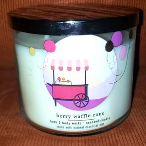 *2 for $40*🍨Bath & Bodyworks 3-wick Berry Waffle Cone Candle